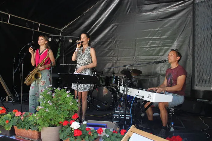 Auf der Bühne gab es den ganzen Tag buntes Programm. Dalikat (hier im Bild) und Iris`Coffeeshop sorgten für musikalische Umrahmung. Als besonderer Gast wurde Lisa Bauer mit ihrem DeVin Gin begrüßt und die jungen Gäste unter den Besuchern konnten sich schminken lassen.