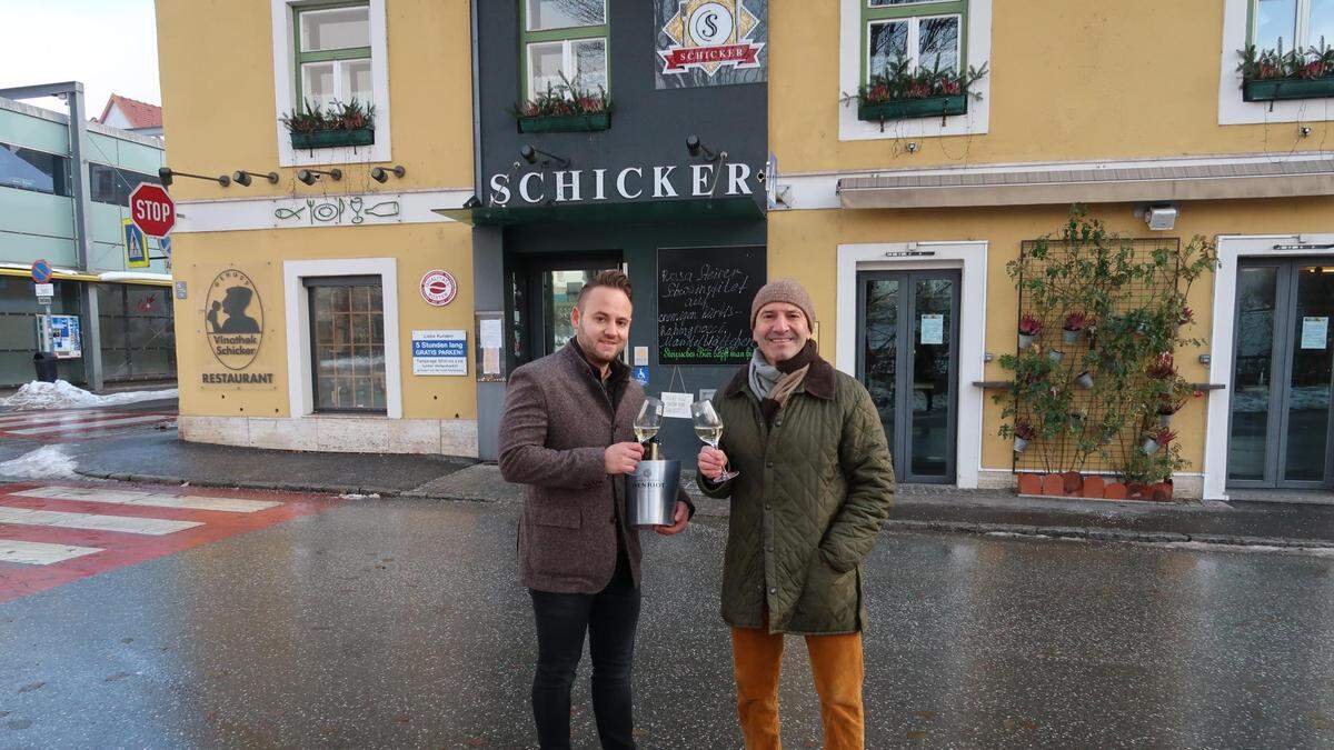 Hannes und Franz Friessnegg (von links) vor ihrem Restaurant Schicker