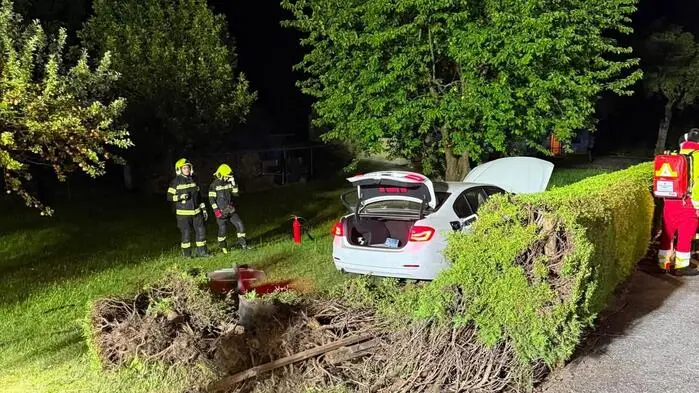 Das Auto landete zum Glück im Grünen