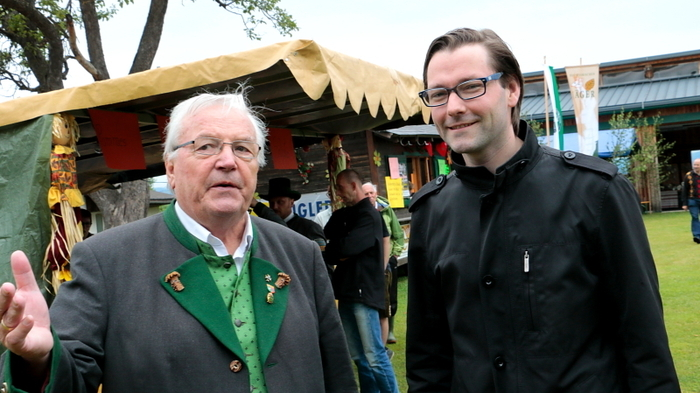 Trotz des schlechten Wetters konnte Bürgermeister Georg Preßler zahlreiche, bestens gelaunte Gäste beim Marktfest in Edelschrott begrüßen.