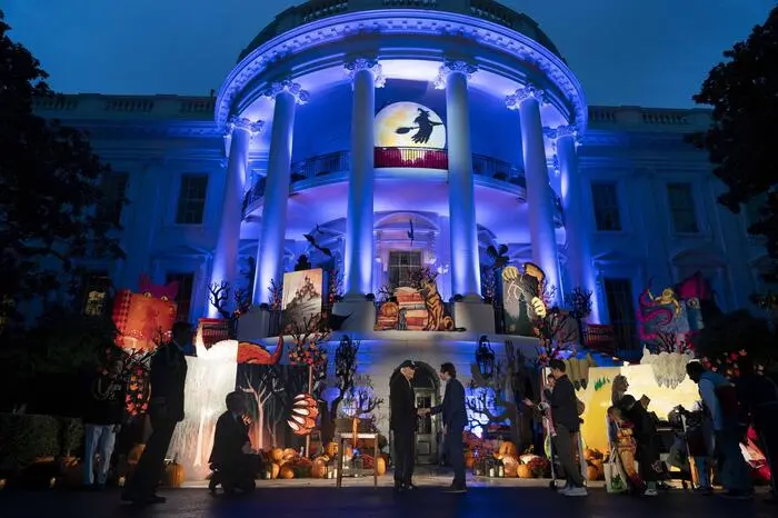 Zu Halloween im Weißen Haus werden traditionell Kinder aus Militär-Familien und aus der Nachbarschaft eingeladen.

ths