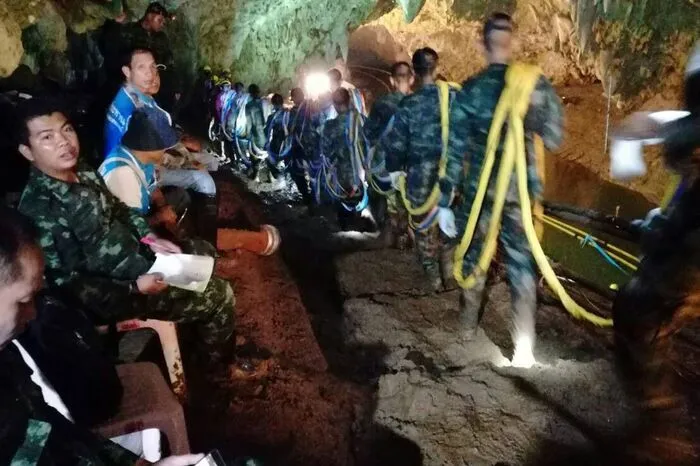 Offensichtlich war die Gruppe von einer Sturzflut überrascht worden und hatte sich vor dem ansteigenden Wasser immer tiefer in die Höhle gerettet. Die Retttungskräfte hatten allergrößte Mühe zu ihnen vorzudringen.