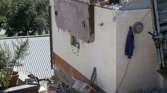 Die Männer stürzten von der abgekippten Bodenplatte des Balkons (oben im Bild) drei bis fünf Meter auf Werkzeuge, Ziegel und Schutt