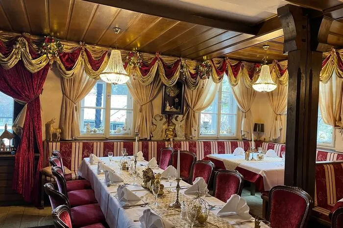 Der Speisesaal erstrahlt ganz prächtig in den Farben Rot und Gold.