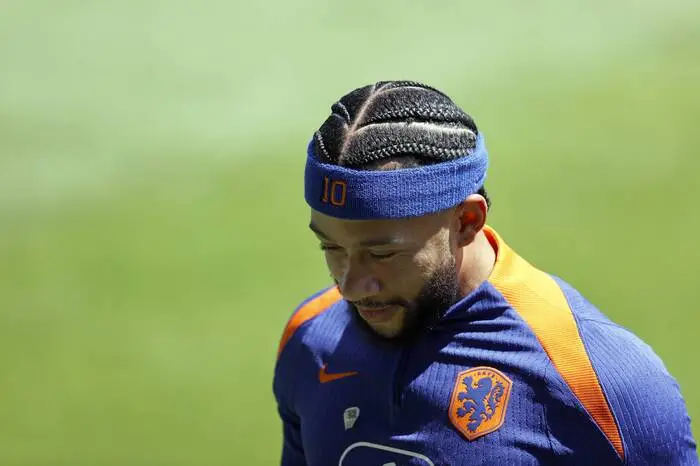 Perfekt symmetrisch und wie mit dem Lineal gezogen - so präsentiert Memphis Depay seine Braids bei der EM.