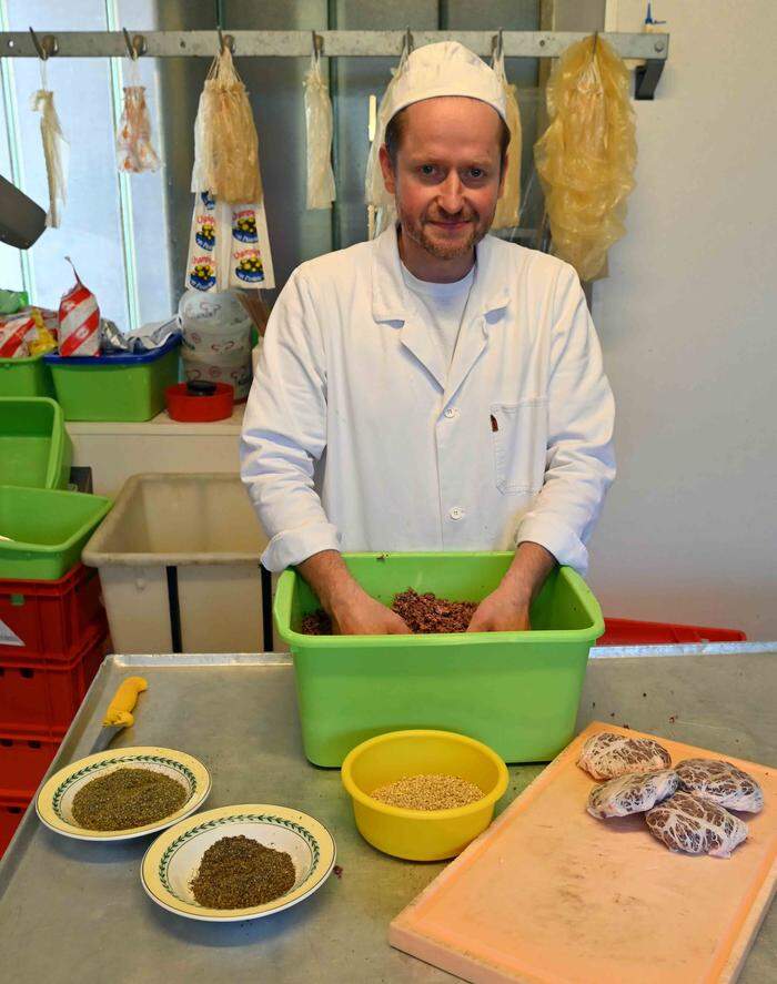 "Speckkaiser" Stefan Seiser beim Zubereiten der Wiesn-Maischerln