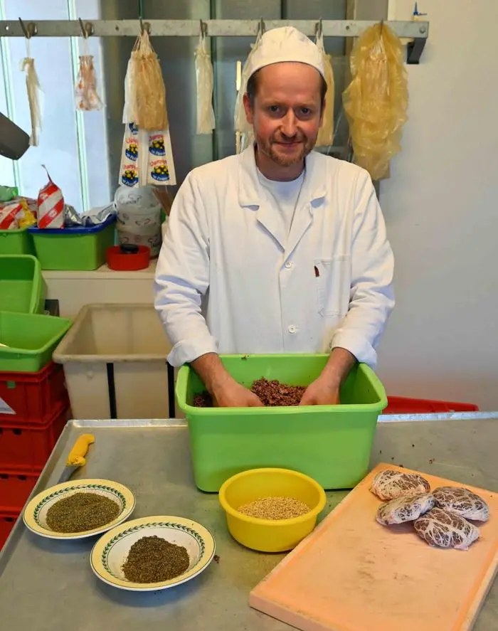 "Speckkaiser" Stefan Seiser beim Zubereiten der Wiesn-Maischerln