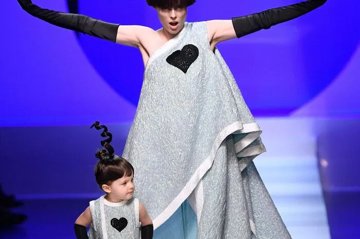 Bei den Kleidern konnte einem angesichts der psychedelischen Schwarz-Weiß-Muster fast schwindelig werden. Der Auftritt von Gaultiers Lieblings-Model Coco Rocha mit kleiner Tochter versöhnte dann wieder. Und das Beste: Dem greisen Pierre Cardin im Publikum hatte es gefallen.