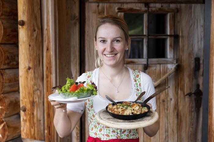 Die Ramsauer Brandalm-Hüttenwirtin Eva-Maria Schrempf bietet authentische steirische Kost mit Wiedererkennungswert