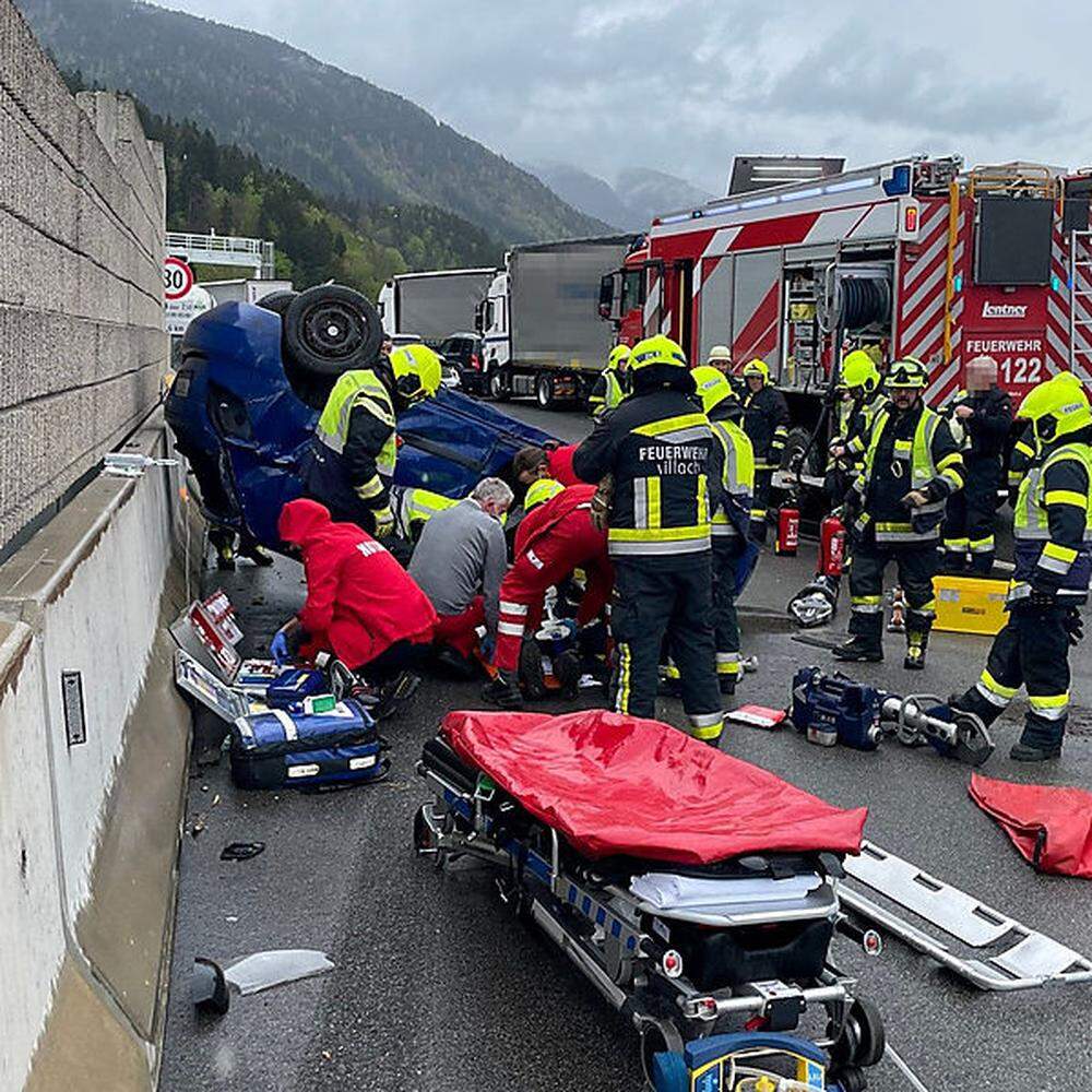 Zwei Verletzte in Villach: PKW knallte frontal gegen Schneeräumfahrzeug -  Villach