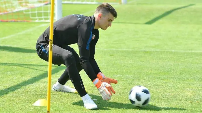 Die Zwei-Meter-Höhenmarke wird beim Turnier in Russland nur von einem Spieler übertroffen: Der kroatische Torhüter Lovre Kalinic vom belgischen Verein KAA Gent misst vom Scheitel bis zur Sohle exakt 2,01 Meter. Nur unwesentlich kleiner ist der dänische Verteidiger Jannik Vestergaard mit 2,00 m.