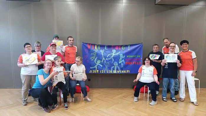Im Rahmen einer feierlichen Überreichung verabschiedete die Schulgemeinschaft ihre sportlichen Vorbilder für die bevorstehenden „Special Olympics“ in Wien