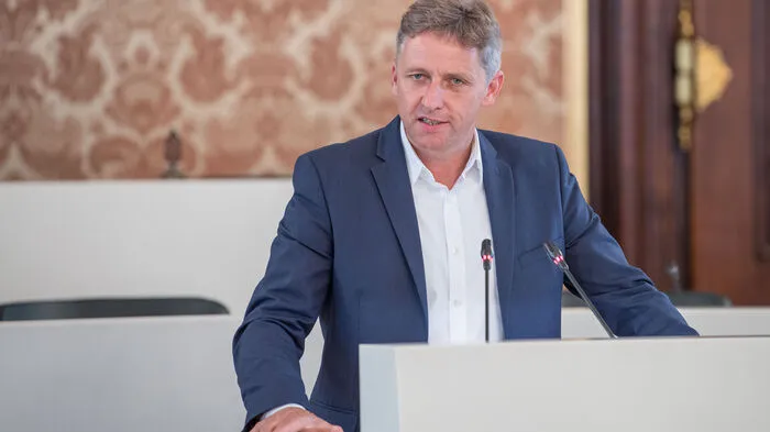 "Solange die neue Versorgungsstruktur so unklar ist, wehren wir uns", betonte der Grünen-Klubobmann Lambert Schönleitner. Die Bevölkerung wolle endlich wissen, wo das geplante Leitspital im Bezirk Liezen gebaut wird; was mit Rottenmann, Schladming und Bad Aussee geschieht. Und was hinter der "Maastricht-neutralen Leasingkonstruktionen zur Finanzierung des neuen Leitspitals" steckt. Werden womöglich 300, 350 bis 400 Millionen am Budget "vorbeigeschleust"?