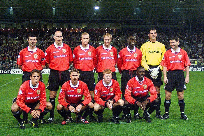 Manchester United begann mit Roy Keane, Jaap Stam, Henning Berg, Jordi Cruyff, Andy Cole, Raimond van der Gouw, Denis Irwin (stehend von links), Phil Neville, David Beckham, Paul Scholes, Dwight Yorke (hockend von links)
