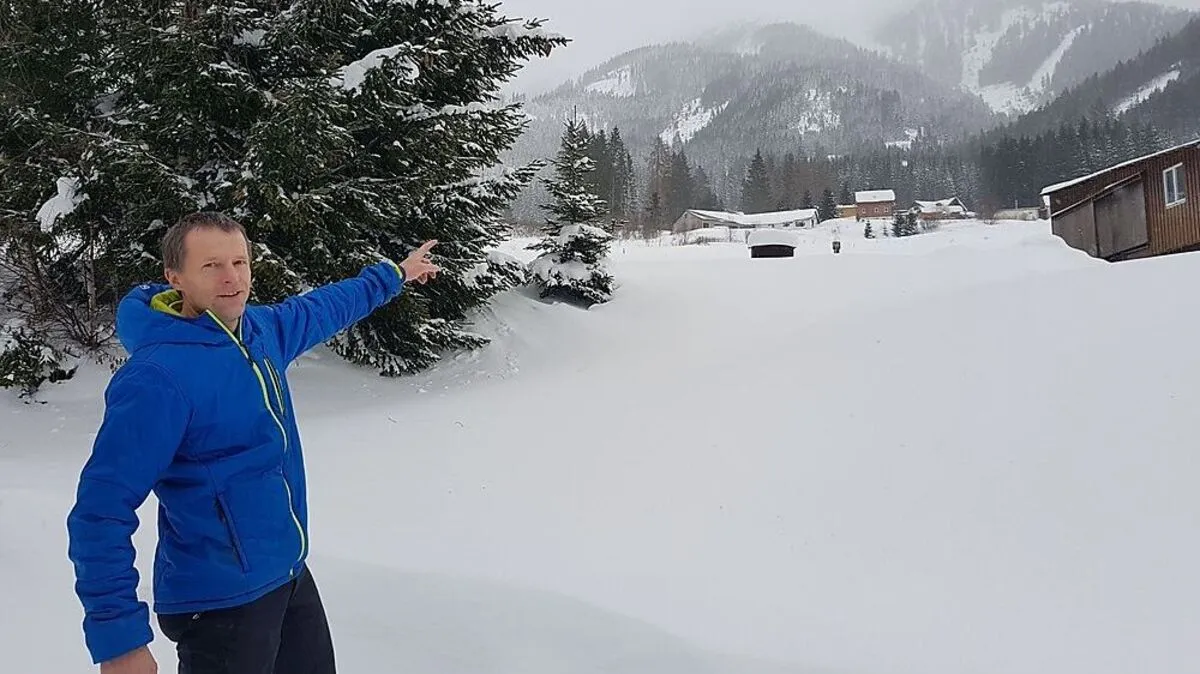 Markus Ernst von der Lawinenkommission zeigt eine der aktuell gefährlichsten Stellen