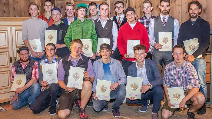 Die 18 frisch gebackenen Tischler aus Osttirol und Oberkärnten