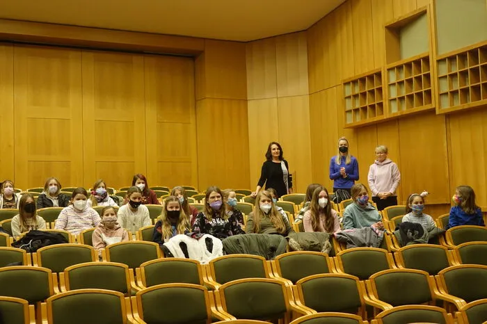 Schüler aus der ersten Klasse hören gebannt zu.