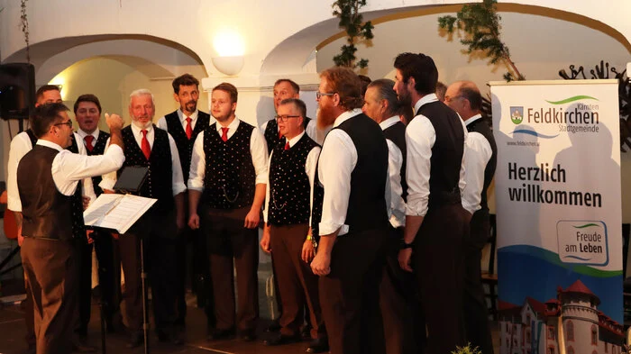 Gleich zwei Konzertabende unter dem Motto „Frisch gesungen“ gab es vom MGV Tschwarzen unter dem Chorleiter Johannes Lammer und dem Obmann Günter Tschernitz am Wochenende im ausverkauften Bamberger Amthof in Feldkirchen zu hören bzw. zu sehen. 