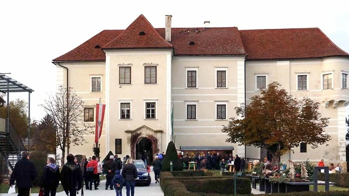 Zum zweiten Mal öffnet die größte kunsthandwerkliche Weihnachtsausstellung Österreichs ihre Pforten im Wasserschloss Burgau.