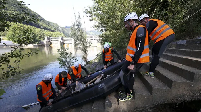 Beim Kraftwerk Weinzödl ging die Ausbildung los. In Neoprenanzügen stiegen die Heeresangehörigen ins Wasser.