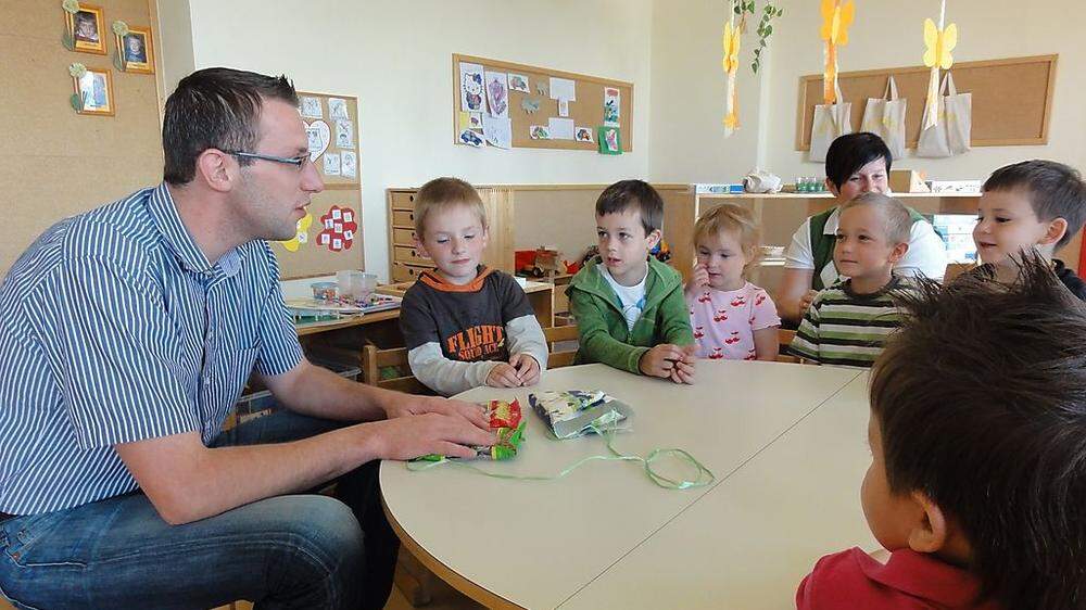 Bürgermeister Johannes Buchegger bei den Stambacher Kindergarten-Kindern