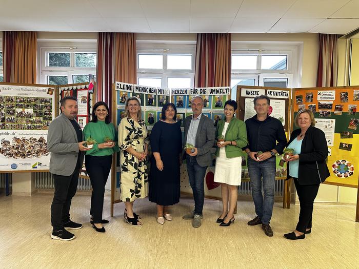 Ehrengäste bei der Abschlussveranstaltung der Klimaschulen Region Sasstal-Kirchbach