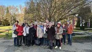 Gegen 14 Uhr versammelten sich am Dienstagnachmittag Seniorinnen und Senioren, um Schals, Hauben und Socken für obdachlose Menschen an Bäume zu hängen