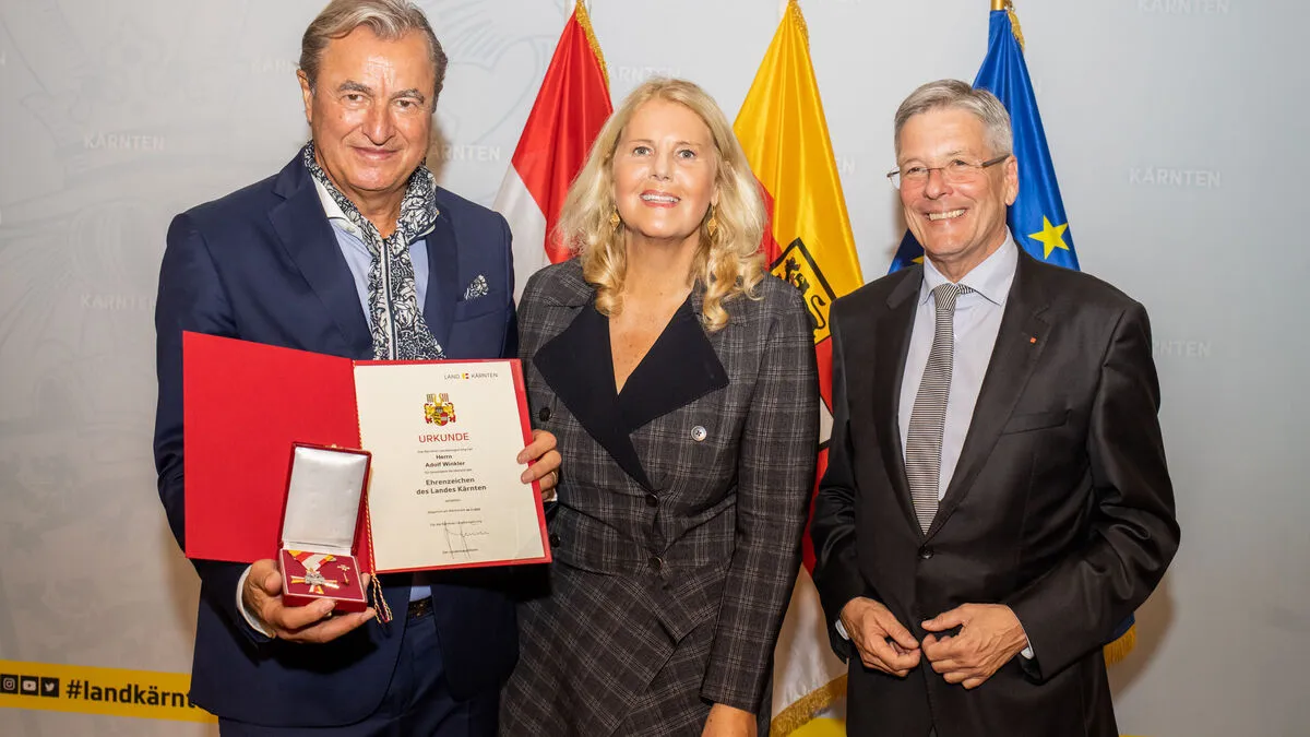 Im Spiegelsaal der Kärntner Landesregierung wurde Adolf Winkler (hier mit seiner Frau Martina Uster) von LH Peter Kaiser geehrt