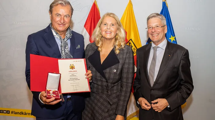 Im Spiegelsaal der Kärntner Landesregierung wurde Adolf Winkler (hier mit seiner Frau Martina Uster) von LH Peter Kaiser geehrt