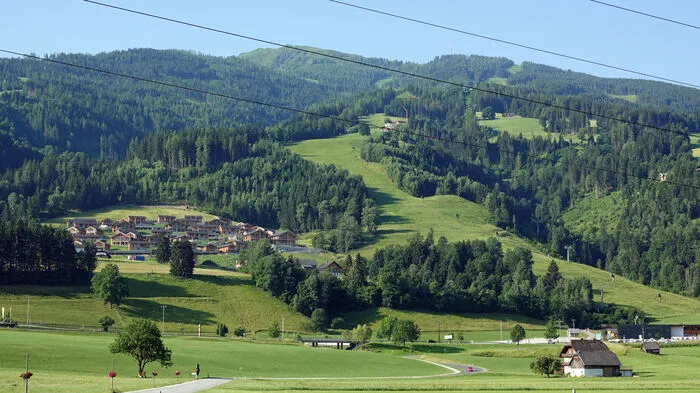 Links der Prenner-Abfahrt am Hauser Kaibling liegt das Chaletdorf. Konzipiert ist es laut Brix als Ski-in/Ski-out: "Unsere 400-400 Gäste brauchen im Winter so keinen Parkplatz."