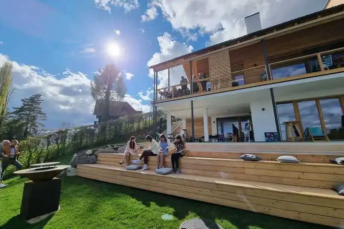 Als kniffligste Aufgabe sollte sich aber die Bebauung des Hanggrundstückes mit insgesamt 20 Metern Höhenunterschied erweisen. Im Gartengeschoß, das in den Hang gegraben wurde, bilden daher Stufen eine weitere Relaxzone um den Pool.