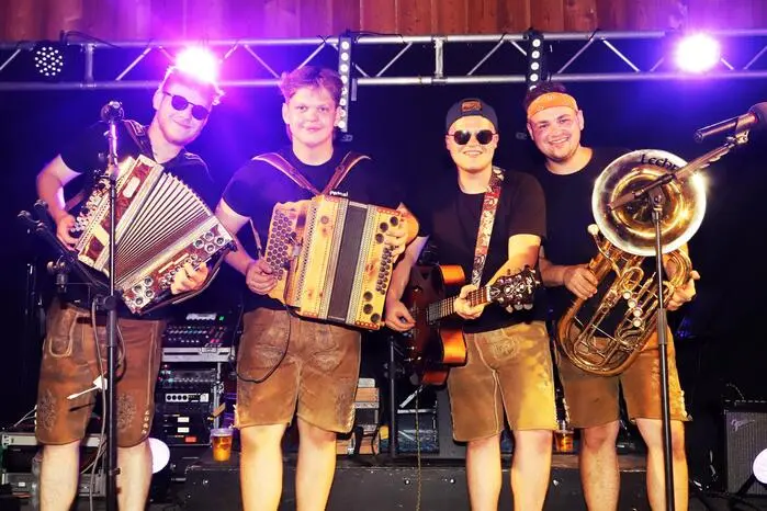 Für die ausgelassene Stimmung sorgten die „Mooskrocha“ mit Manuel Suppan,  Pascal Krassnitzer, Kevin Karnaitschnig, und Christof Schienegger.
