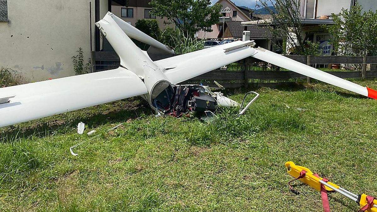 Der Segelflieger prallte gegen Hausmauer und wurde schwer beschädigt