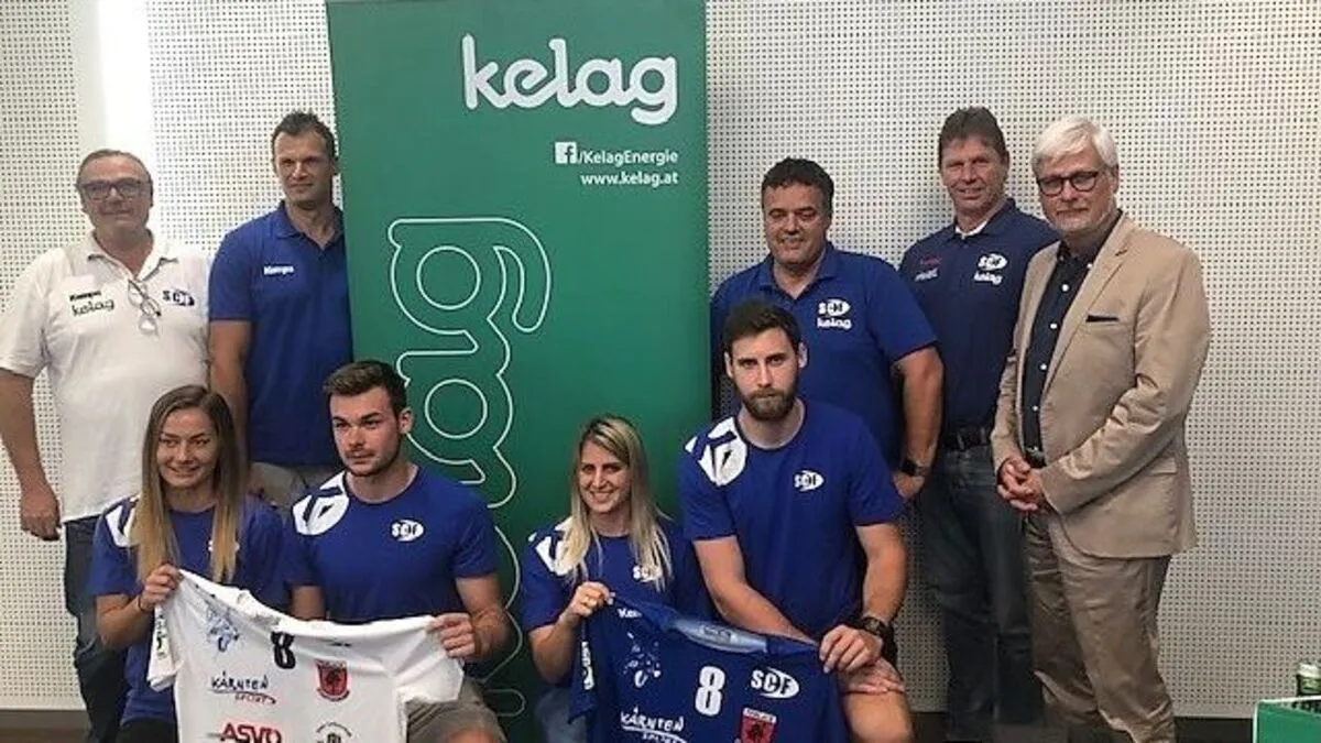 Kelag-Vorstand Manfred Freitag mit den Spielern und Spielerinnen sowie Funktionären des SC Kelag Ferlach