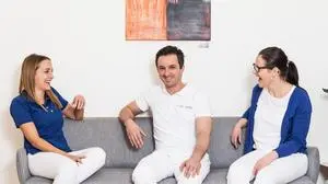 Siegfried Lassnig mit Ordinationshelferinnen