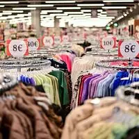 Blick in eine Woolworth-Filiale. Das Wühltisch-Image ist abgelegt, stattdessen gelten Preissensibilität und Schatzsuche-Effekt