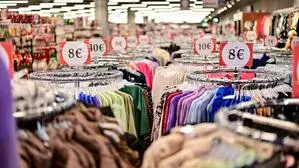 Blick in eine Woolworth-Filiale. Das Wühltisch-Image ist abgelegt, stattdessen gelten Preissensibilität und Schatzsuche-Effekt