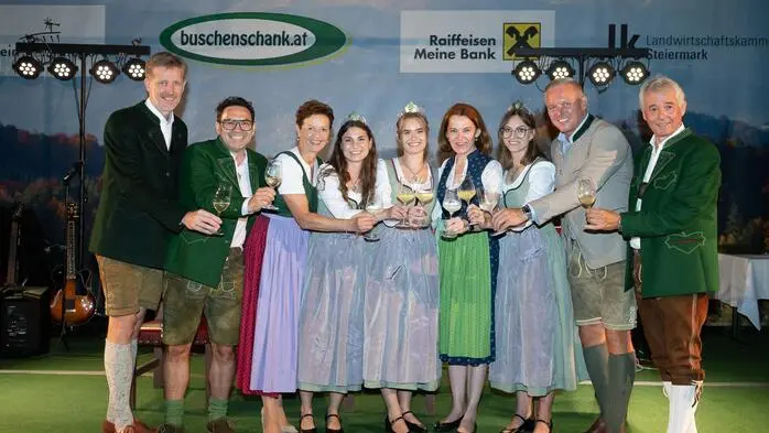 Der Höhepunkt der Eröffnung: Die neuen Weinhohen wurden gekrönt