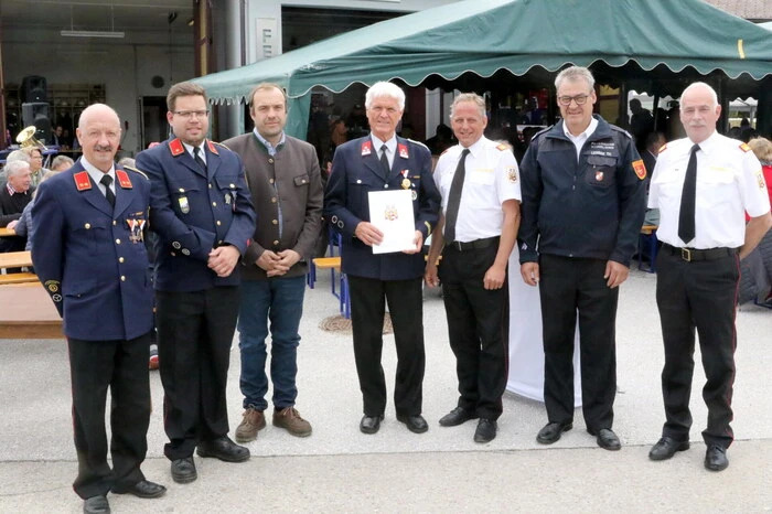 Für 50-jährige Mitgliedschaft bei der Feuerwehr wurde Alt-Bürgermeister Franz Rainer (4. von links) ausgezeichnet. 