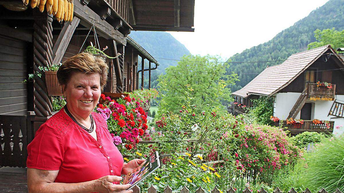 Elfriede Berger vor ihrer idyllischen Puppenwelt