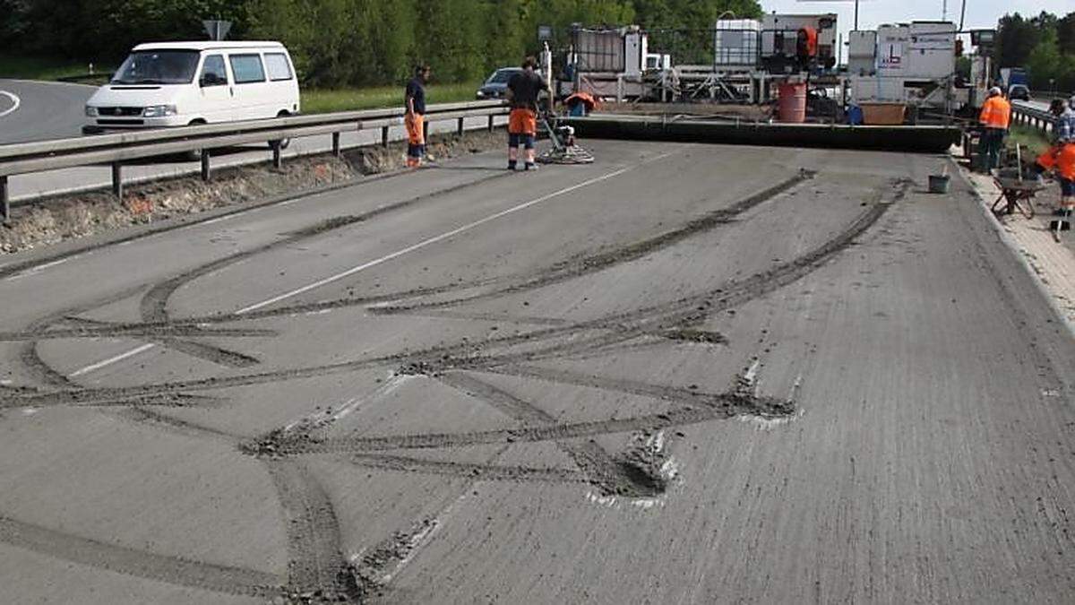 Wendemanöver auf soeben aufgetragenem Beton