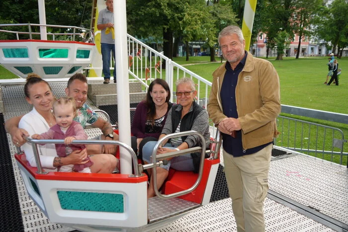 Die ersten Fahrgäste werden von Bürgermeister Gerhard Köfer willkommen geheißen.