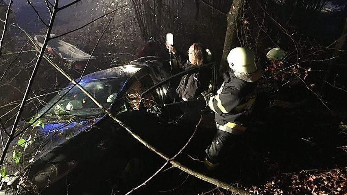 Die Lenkerin wurde von der Feuerwehr versorgt