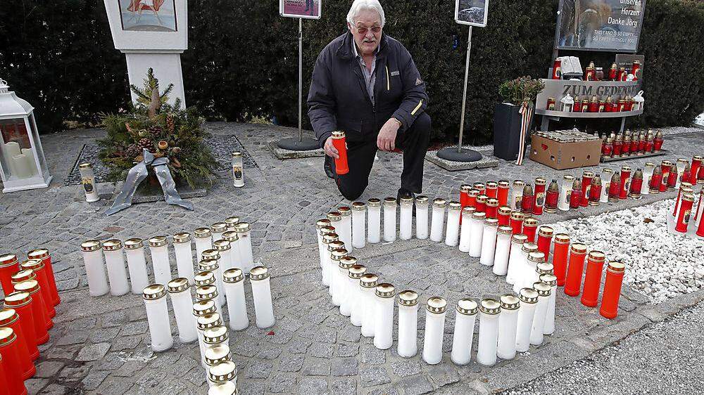 Wilhelm Überfellner stellte am Samstag an der Unfallstelle von Jörg Haider ein Kerzenmeer auf