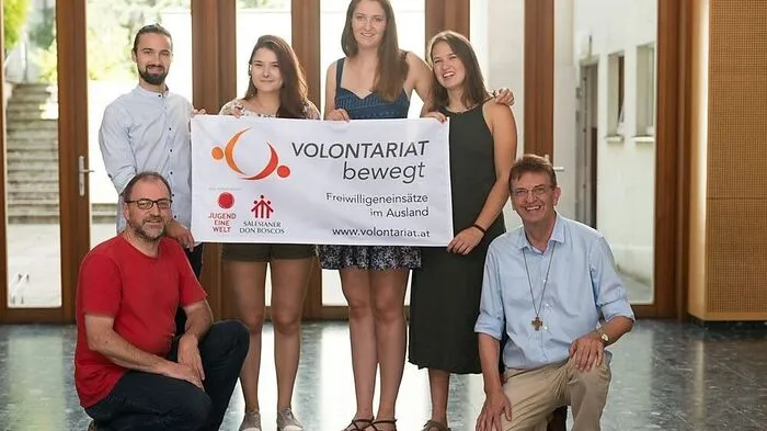 vorne: Reinhard Heiserer, Petrus Obermüller, hinten: Johannes Ruppacher mit den Kärntner Volontären Tamara Kornprath, Theresa Gocht und Anna Nelhiebel (von links)