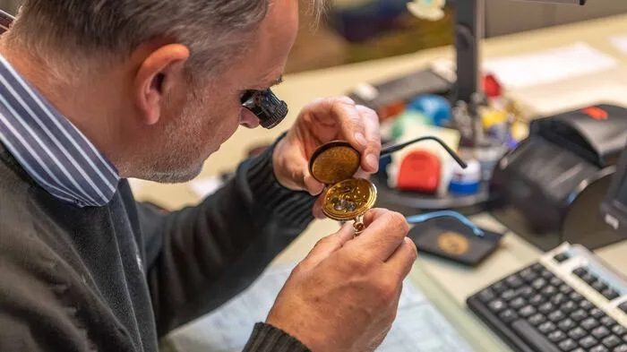 Schätzmeister Gerhard Haselwander bei der Arbeit