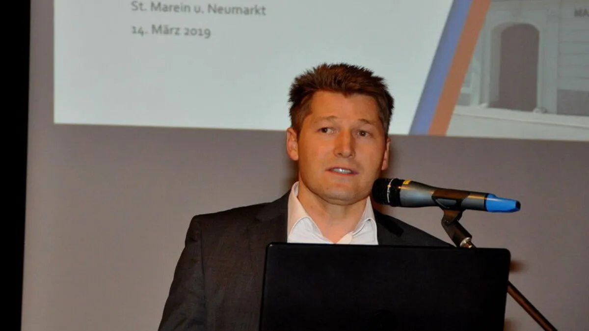 Bürgermeister Josef Maier bei der Versammlung