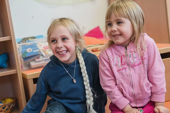 Die Schwestern Mia (5) und Jana (3) fahren „zur Oma zum Christkind“. Jana hat sich ein Barbie-Pferd gewünscht, Mia was Großes. Was? „Mag ich nicht sagen.“