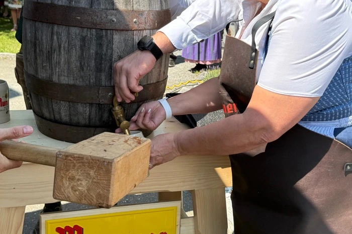 Kohm nahm auch den Bieranstich vor