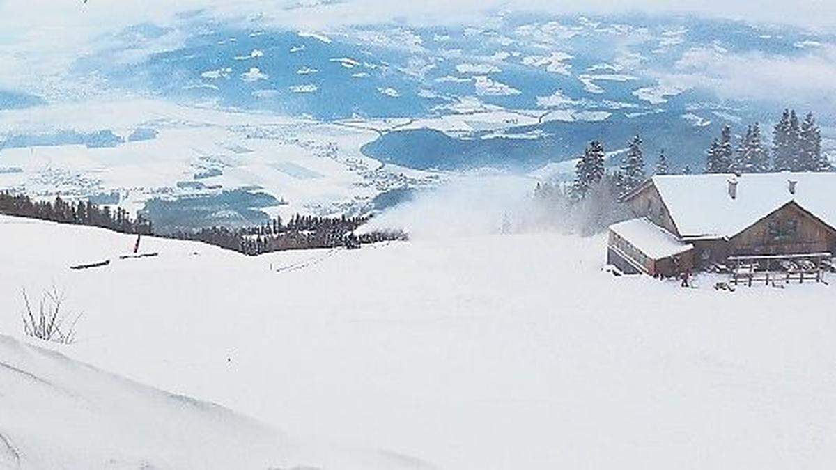 Früher als gedacht können Skifahrer über die Pisten auf der Petzen wedeln. Am 13. und 14. Dezember gibt es einen Kinderskikurs 	